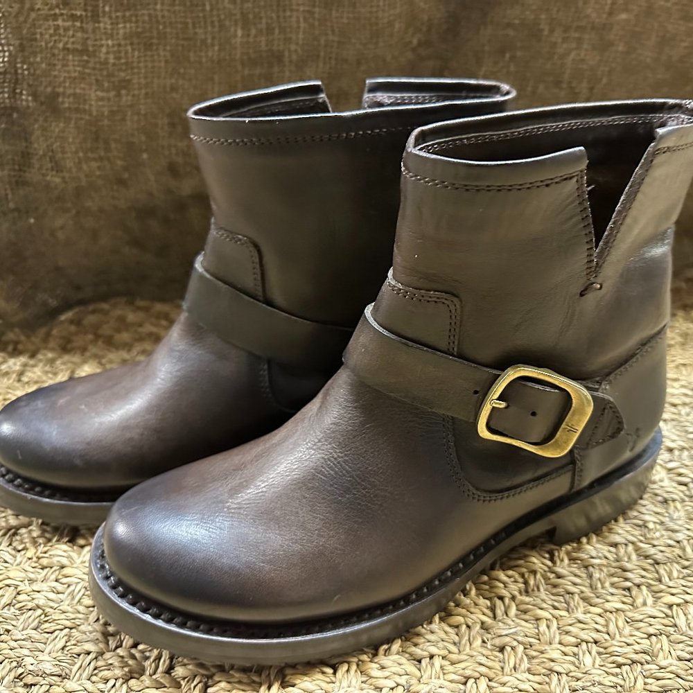 FRYE VERONICA BOOTIE CHOCOLATE NEW